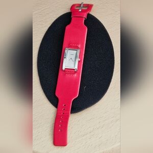 Vintage Fossil watch ⏱️ Genuine red soft leather strap and silver face